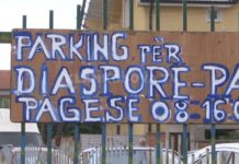 Oborri i shkollës shndërrohet në parking për mërgimtarët