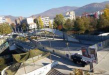 Rrethoja me pllaka metali, “barrikadë” që ndan Mitrovicën