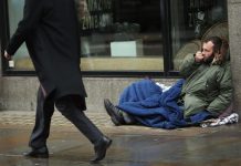 Kryetari i Londrës Sadik Khan hapë strehimore emergjente për të pastrehët