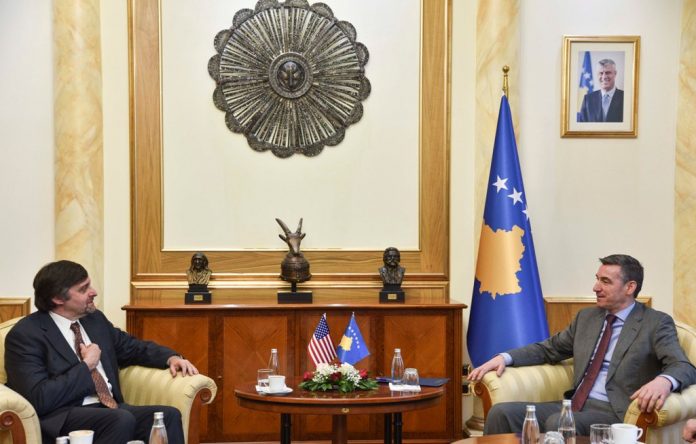 Veseli takon Drejtorin e Zyrës për Evropën Juglindore në Departamentin Amerikan të Shtetit Palmer (2)