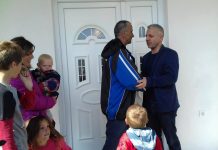 Veterani i UÇK-së jetonte në kushte të rënda, bamirësit e bëjnë me shtëpi të re (Video)