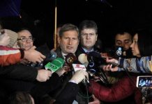 Hahn: Të respektohet shumica parlamentare