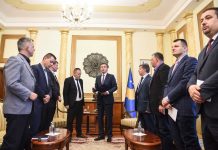 Veseli ua dorëzon ish-luftëtarëve të UÇK-së draftligjin për mbrojtjen e vlerave të luftës