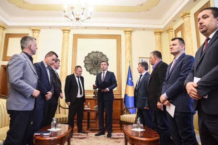 2017_04_28_Veseli u dorëzon ish-luftëtarëve të UÇK-së draftligjin për mbrojtjen e vlerave të luftës (1)