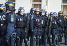 Përleshje në Francë – Protestuesit konfrontohen me policinë dhe ushtrinë