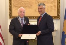 Thaçi i ndan “Urdhrin e lirisë” senatorit McCain