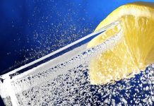 A e dinit se uji i gazuar ndikon në shtimin e peshës?