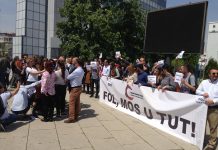 “Fol, mos u tut”, gazetarët protestojnë para Qeverisë