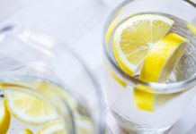 Të mirat që sjell uji me limon
