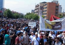 Opozita thërret protestë për të hënën