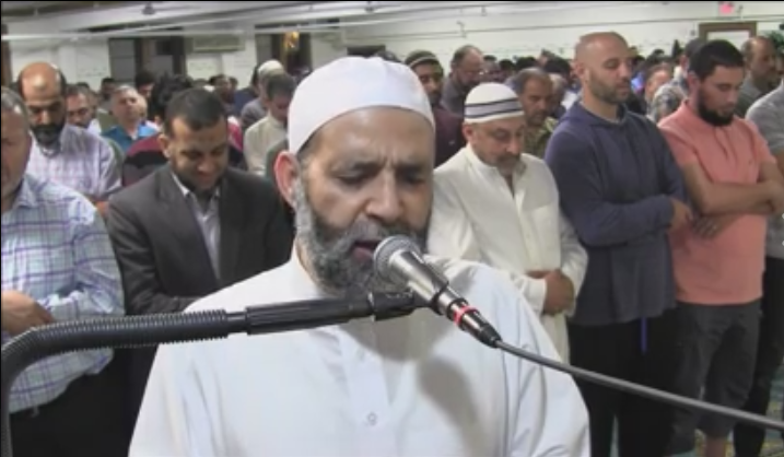 Nëse jeni përmalluar për një recitim të bukur të Kuranit (VIDEO)