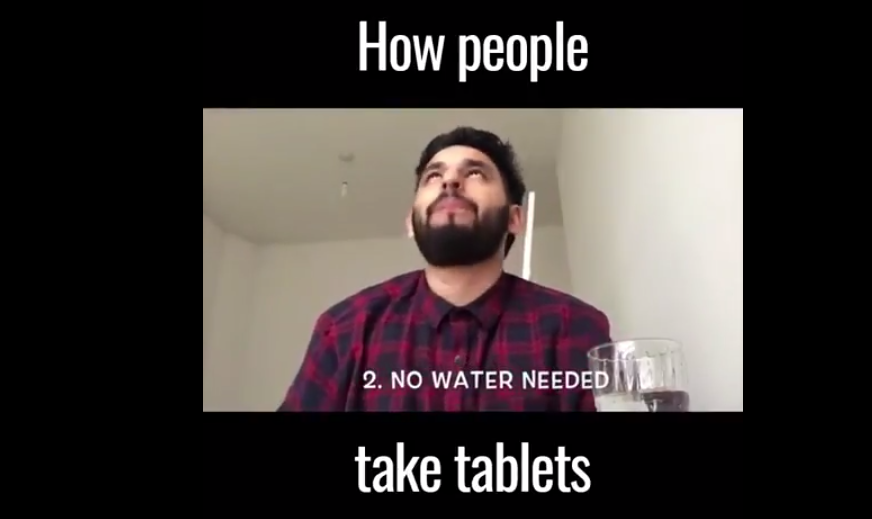 Ky djalë imiton “vështirësinë” e pirjes së tabletave