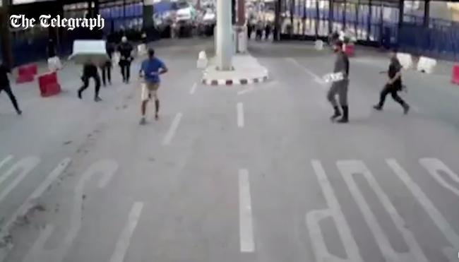 Ky sulmues me thikë shpartallohet nga policia në mënyrën më të pazakontë