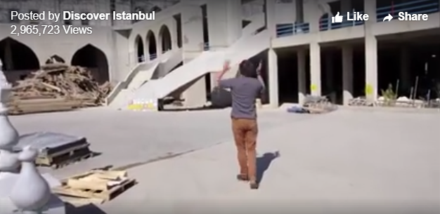 Gazetari i BBC-së mbetet pa fjalë përballë kësaj xhamie (VIDEO)