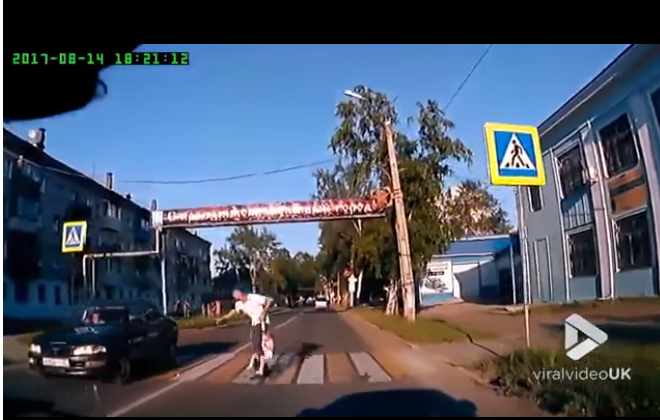 Reagimi i shpejtë i babait shpëton vogëlushen (Video)