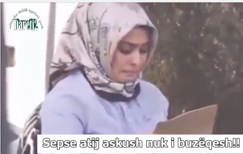 Një buzëqeshje nuk ju varfëron – Mesazh nga nëna e djalit me aftësi të vecanta (VIDEO)