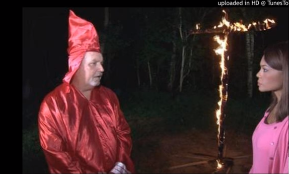 Grupi krishter Ku Klux Klan shfaqë ritualet e dreqit, i thotë gazetares do të djegim (Video)
