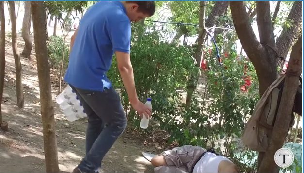 Besimtarët e Tiranës i freskojnë kalimtarët (Video)