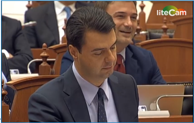 Rama nuk pranon t’i lëshojë foltoren Bashës, ndërhyn garda… (Video)