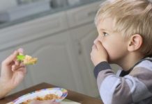 Disa metoda psikologjike për ta bindur fëmijën të hajë ushqimin
