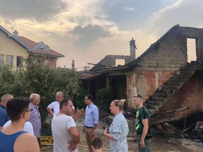 suhareke shtepite digjen