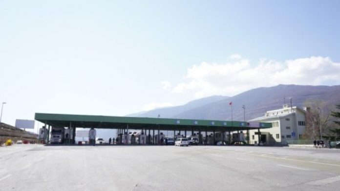 Shqipëria miratoi marrëveshjen me Kosovën për rregullat e trafikut lokal të kufirit