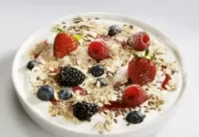 Kos me tërshërë dhe fruta të thata: mengjesi ideal