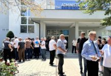 Punëtorët e sigurimit në QKUK protestojnë sërish, paralajmërojnë grevë