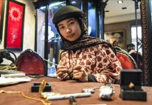 Studentja japoneze që u konvertua në Islam po mëson arte turke në Stamboll