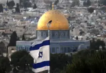 Pushtuesit izraelitë ngritën flamurin e Izraelit ndërsa sulmuan xhaminë Al-Aksa në Kuds