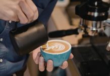 Dy deri në tre filxhanë kafe në ditë ulin çrregullimet e shëndetit mendor, zbulon studimi