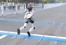 Dështim spektakolar në Kinë – përplasje fatale e robotit në gjysmëmaratonë