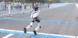 Dështim spektakolar në Kinë – përplasje fatale e robotit në gjysmëmaratonë