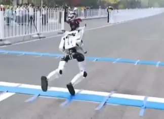 Dështim spektakolar në Kinë – përplasje fatale e robotit në gjysmëmaratonë