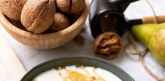 Dardhë e pjekur me mjaltë dhe arra