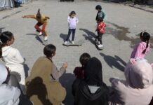 Vajza e re nga Gaza përhap shpresë te fëmijët e luftës me skejtbordin e saj
