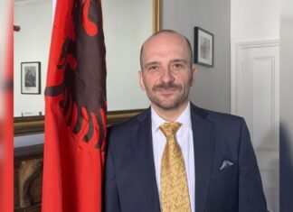 Ambasadori shqiptar në Mbretërinë e Bashkuar letër të hapur ‘The Guardian’: Shqiptarët në Angli po bëhen kurban nga mediat dhe politikanët e krahut të djathtë