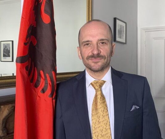 Ambasadori shqiptar në Mbretërinë e Bashkuar letër të hapur ‘The Guardian’: Shqiptarët në Angli po bëhen kurban nga mediat dhe politikanët e krahut të djathtë