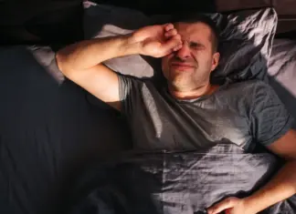 A po flini gabim? Jastëku mund të rrisë presionin në sy dhe rrezikun për shikimin