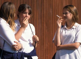 Britania do të ndalojë pirjen e duhanit për të gjithë personat e lindur pas vitit 2008