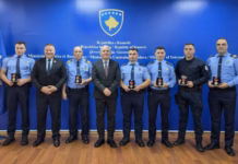 Tetë zyrtarë policorë nderohen me medalje për shpëtim jete