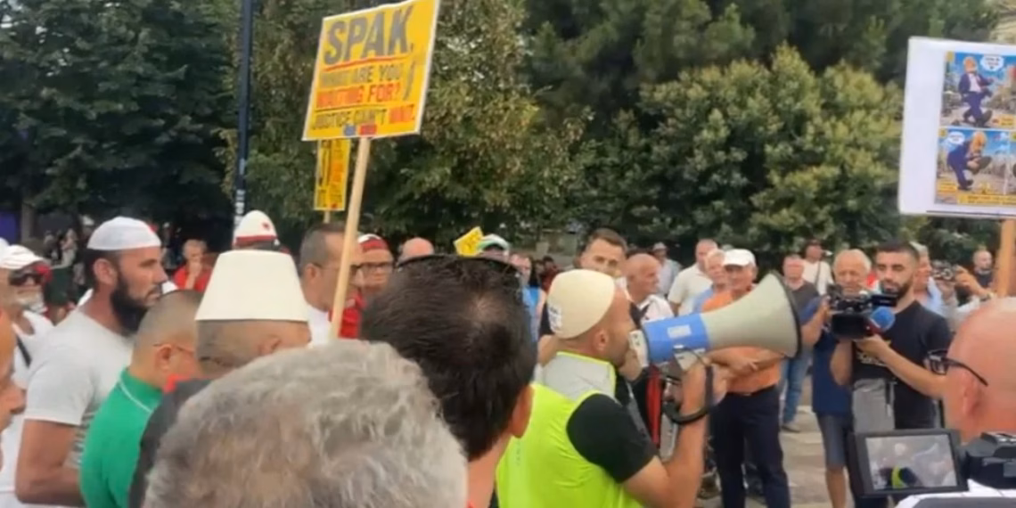Dita e 31-të e tubimit në Tiranë, protestuesit marshojnë drejt Kryeministrisë pas përplasjeve në Kuvend