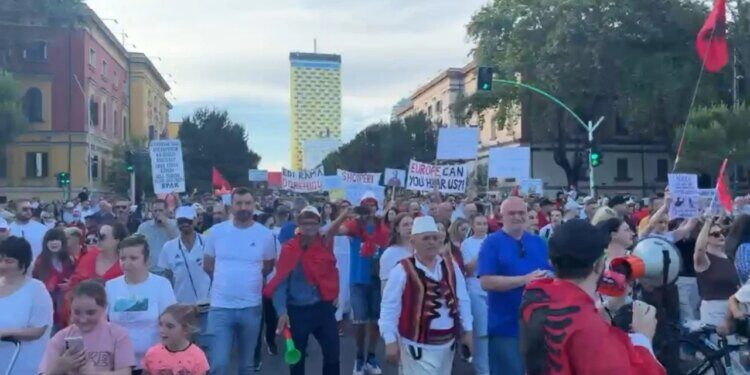 Protesta-dita-e-16-te-ne-Tirane-Pas-bllokimit-te-Rinasit-750x375-1