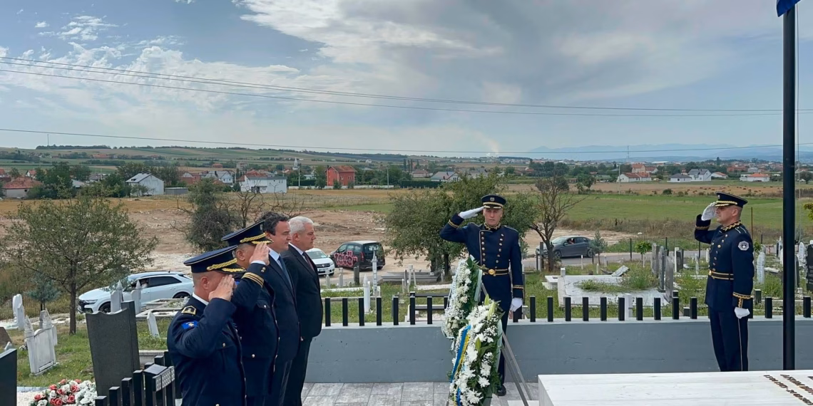 Kurti e Sveçla bëjnë homazhe te varri i heroit Afrim Bunjaku