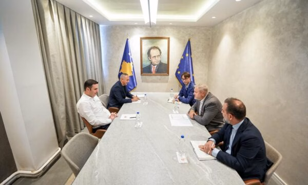 Pas takimeve me Abdixhikun dhe Gjinin, Terras mesazh Kurtit për krijimin e institucioneve