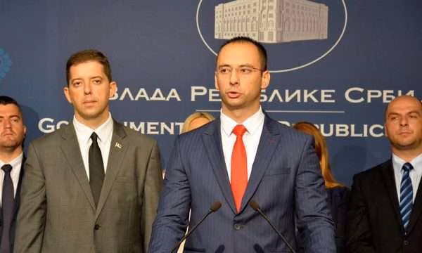 Pa prova e fakte, Simiq përsërit narrativat e Beogradit karshi Kosovës – akuzon BE-në