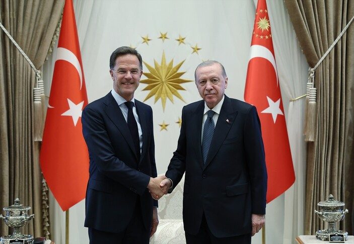 Presidenti turk pret shefin e NATO-s në Ankara