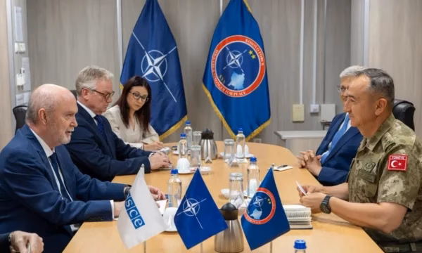 Komandanti i KFOR-it takon shefin e OSBE-së, diskutojnë sigurinë dhe bashkëpunimin në Kosovë