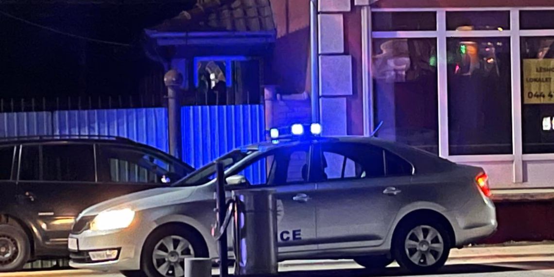 Policia bastis tri lokacione në Mitrovicë, sekuestron armë dhe ndalon një të dyshuar për kontrabandim me migrantë