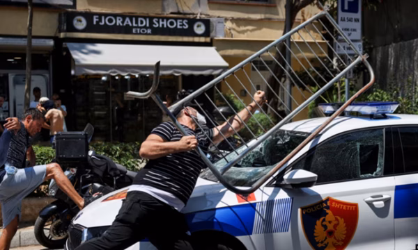 Përplasjet në protestën para Parlamentit në Shqipëri, arrestohen 19 persona, procedohen penalisht 12 të tjerë
